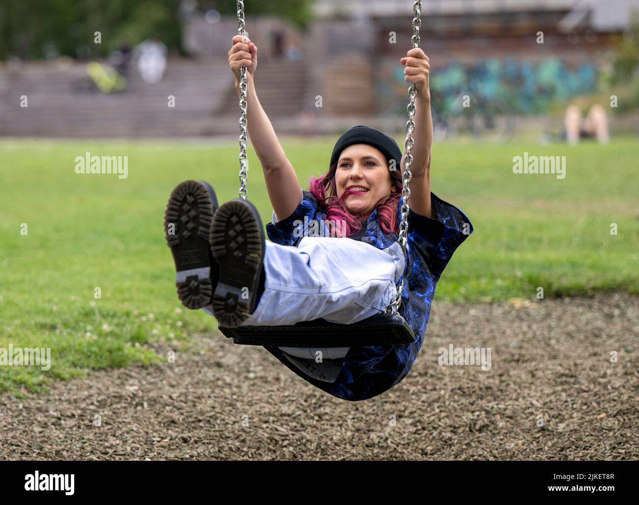 Berlin, Allemagne. 15th juillet 2022. Elisabeth Furtwängler balance dans le parc de Gleisdreieck. La fille de l'actrice Maria Furtwängler et de l'éditeur Hubert Burda fait de la musique sous le nom de scène Kerfor. Credit: Monika Skolimowska/dpa/Alay Live News Banque D'Images