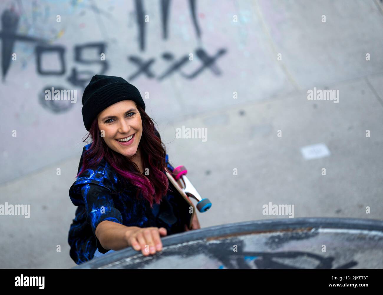 Berlin, Allemagne. 15th juillet 2022. Elisabeth Furtwängler se trouve dans un bol au parc de skate de Gleisdreieck. La fille de l'actrice Maria Furtwängler et de l'éditeur Hubert Burda fait de la musique sous le nom de scène Kerfor. Credit: Monika Skolimowska/dpa/Alay Live News Banque D'Images