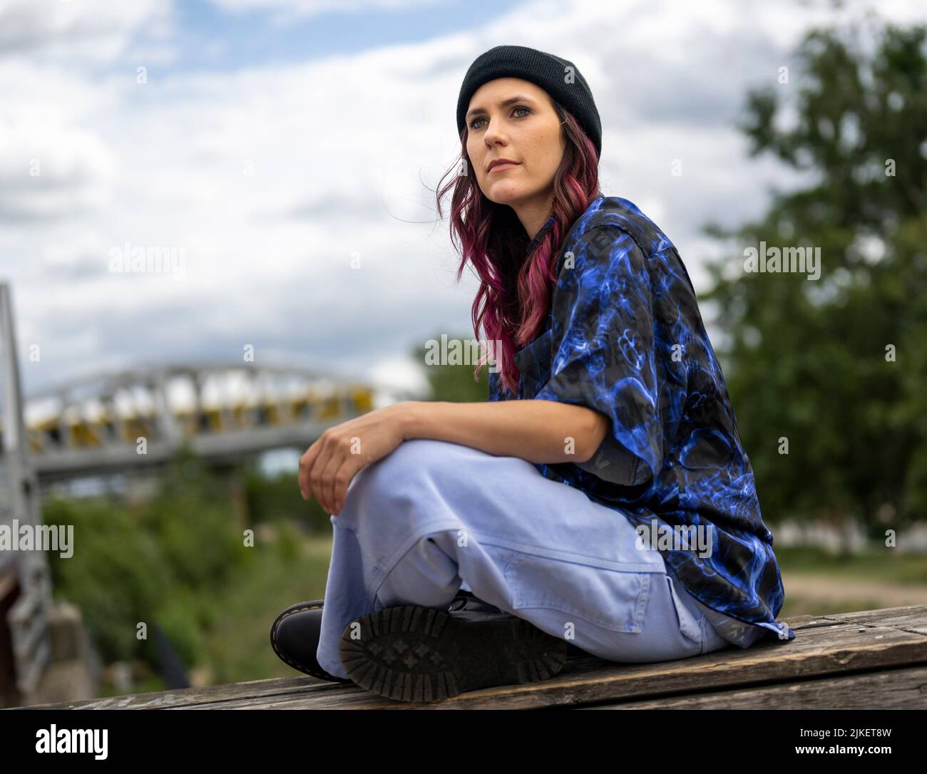 Berlin, Allemagne. 15th juillet 2022. Elisabeth Furtwängler est assise sur un banc dans le parc de Gleisdreieck. La fille de l'actrice Maria Furtwängler et de l'éditeur Hubert Burda fait de la musique sous le nom de scène Kerfor. Credit: Monika Skolimowska/dpa/Alay Live News Banque D'Images