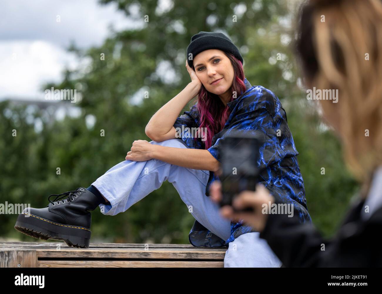 Berlin, Allemagne. 15th juillet 2022. Elisabeth Furtwängler est située sur un banc en bois dans le parc de Gleisdreieck. La fille de l'actrice Maria Furtwängler et de l'éditeur Hubert Burda fait de la musique sous le nom de scène Kerfor. (À dpa: 'Elisabeth Furtwängler veut aller à son propre chemin comme un rappeur') crédit: Monika Skolimowska/dpa/Alay Live News Banque D'Images