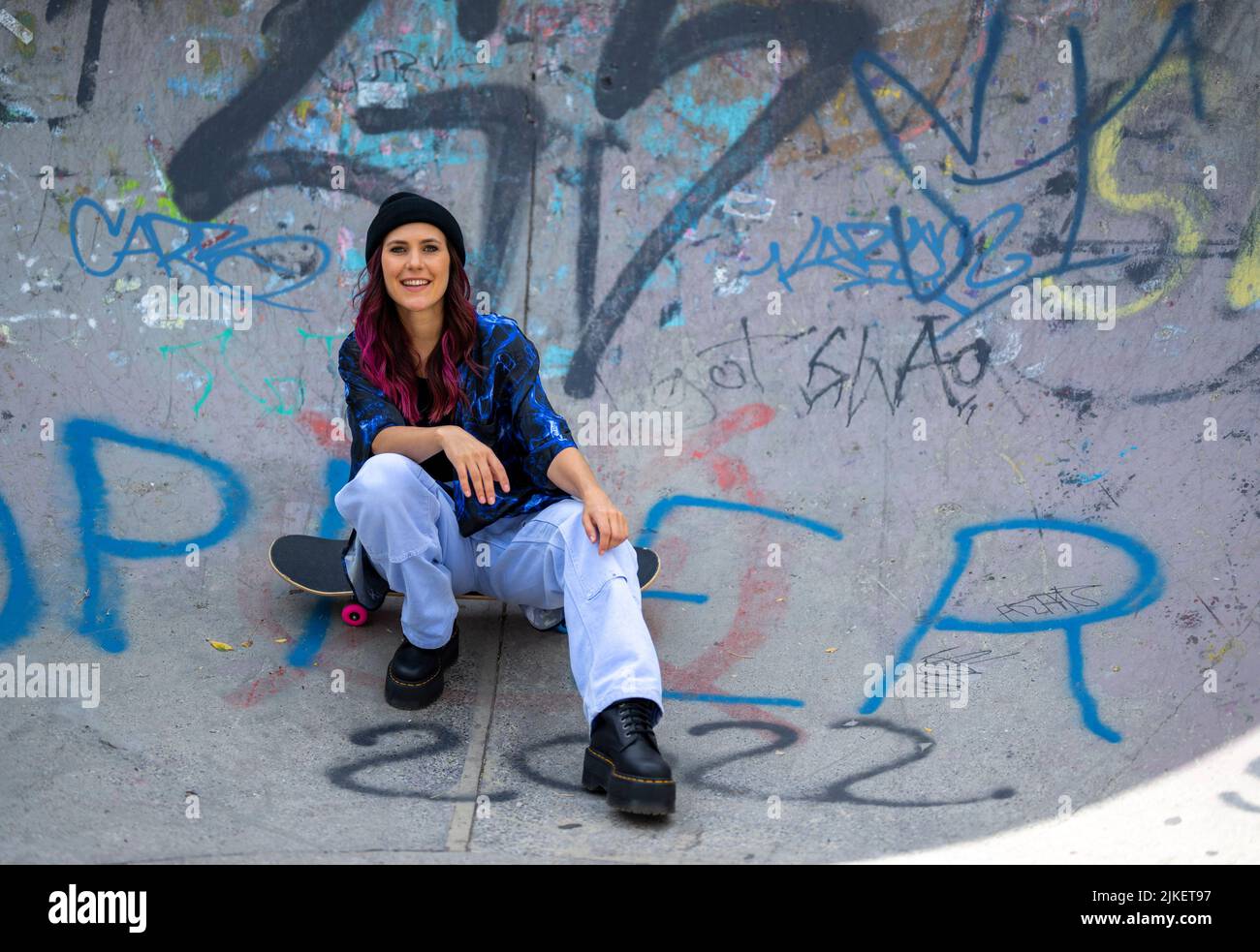 Berlin, Allemagne. 15th juillet 2022. Elisabeth Furtwängler est assise sur son skateboard dans un bol du parc de skate Gleisdreieck. La fille de l'actrice Maria Furtwängler et de l'éditeur Hubert Burda fait de la musique sous le nom de scène Kerfor. Credit: Monika Skolimowska/dpa/Alay Live News Banque D'Images