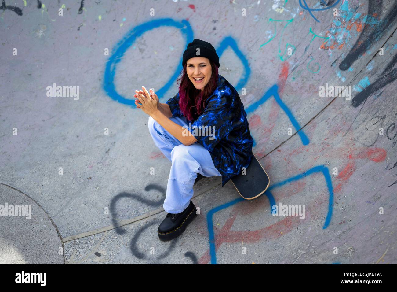 Berlin, Allemagne. 15th juillet 2022. Elisabeth Furtwängler est assise sur son skateboard dans un bol du parc de skate Gleisdreieck. La fille de l'actrice Maria Furtwängler et de l'éditeur Hubert Burda fait de la musique sous le nom de scène Kerfor. Credit: Monika Skolimowska/dpa/Alay Live News Banque D'Images