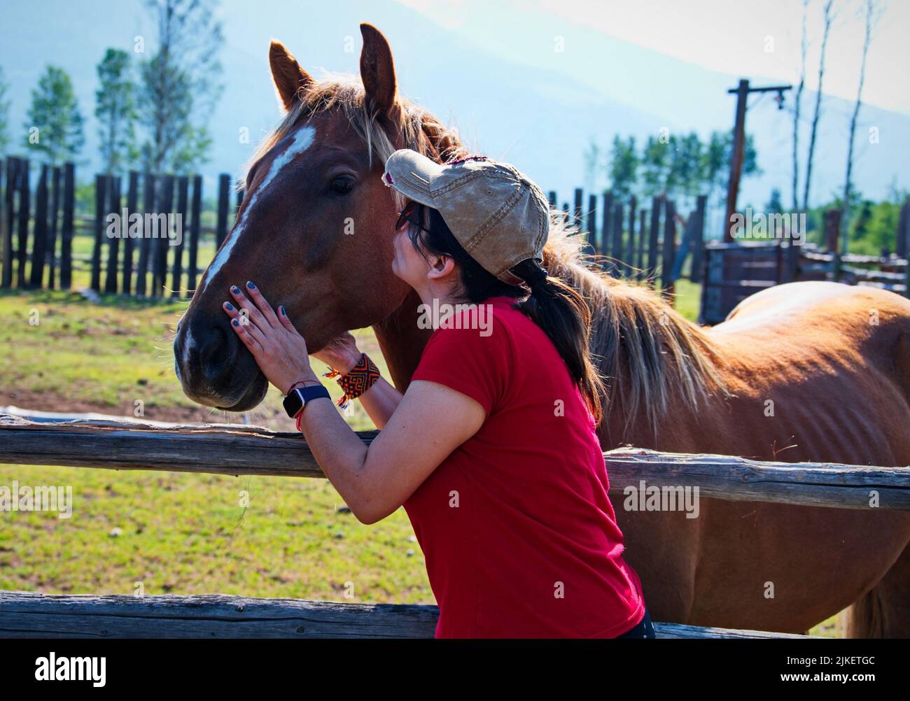 Femme mature avec cheval sur le ranch Banque D'Images