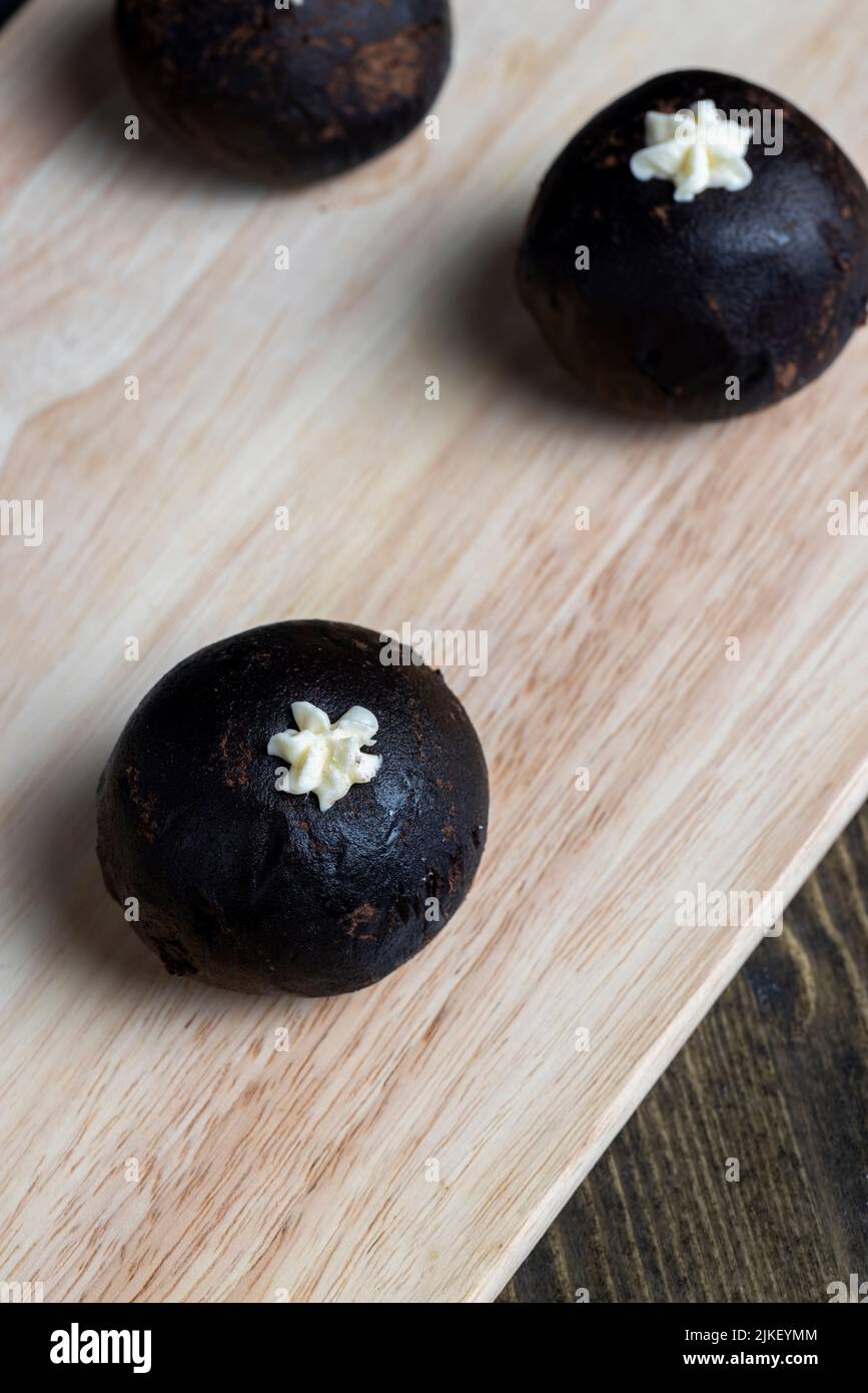 Gâteau de pommes de terre au rhum au chocolat, plat traditionnel d'Europe de l'est avec du cacao et du beurre appelé pomme de terre Banque D'Images