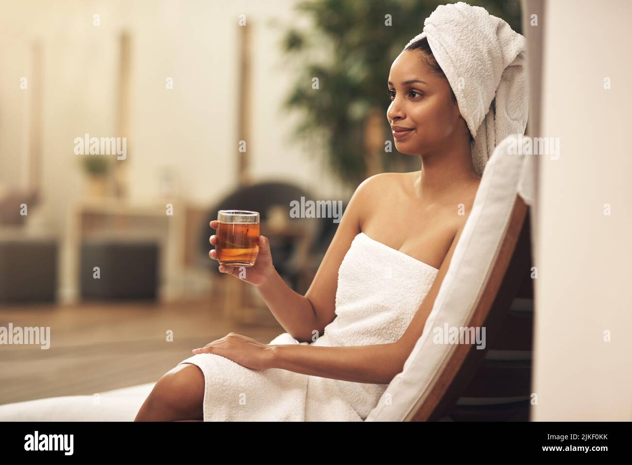 Offrez-vous un peu de luxe, de repos et de détente. Une femme boit du thé tout en profitant d'une journée au spa. Banque D'Images