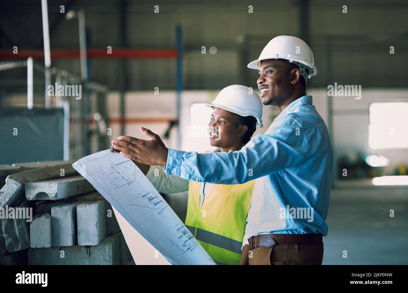Passer des inspections de sécurité à chaque fois. Deux constructeurs ayant une réunion sur un chantier de construction. Banque D'Images