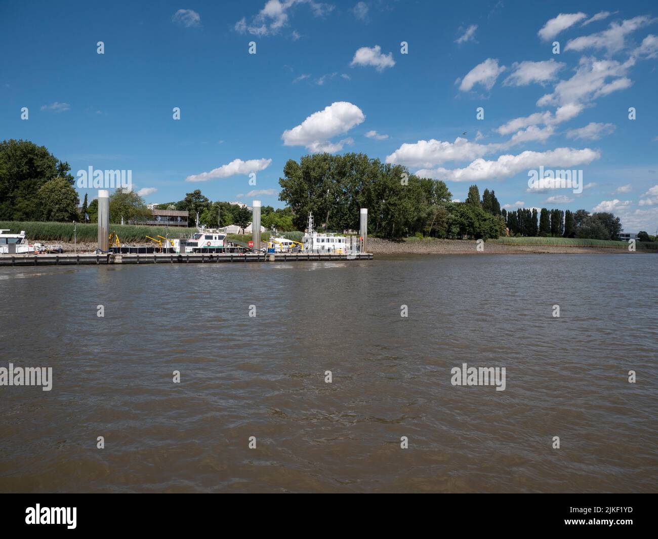 Vue sur l'Escaut et les services de ferry sur la rive gauche d'Anvers en Belgique Banque D'Images
