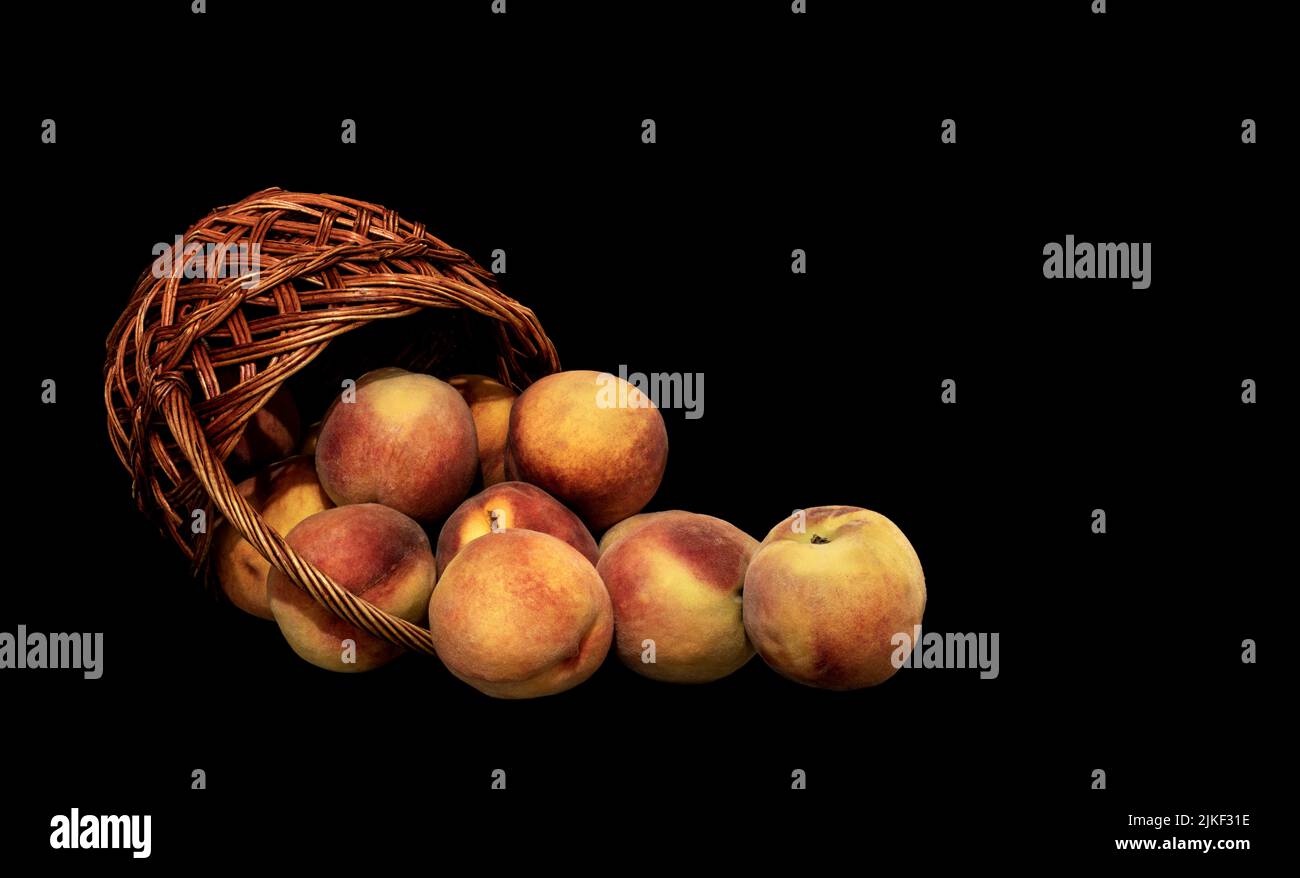 Image de pêches mûres déversées du panier Banque D'Images