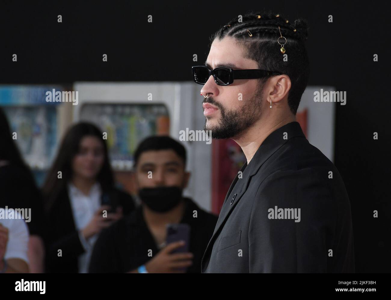 Los Angeles, États-Unis. 01st août 2022. Bad Bunny arrive au TRAIN À GRANDE VITESSE Los Angeles première tenue au Regency Village Theatre à Westwood, CA, le lundi, ?1 août 2022. (Photo par Sthanlee B. Mirador/Sipa USA) crédit: SIPA USA/Alay Live News Banque D'Images