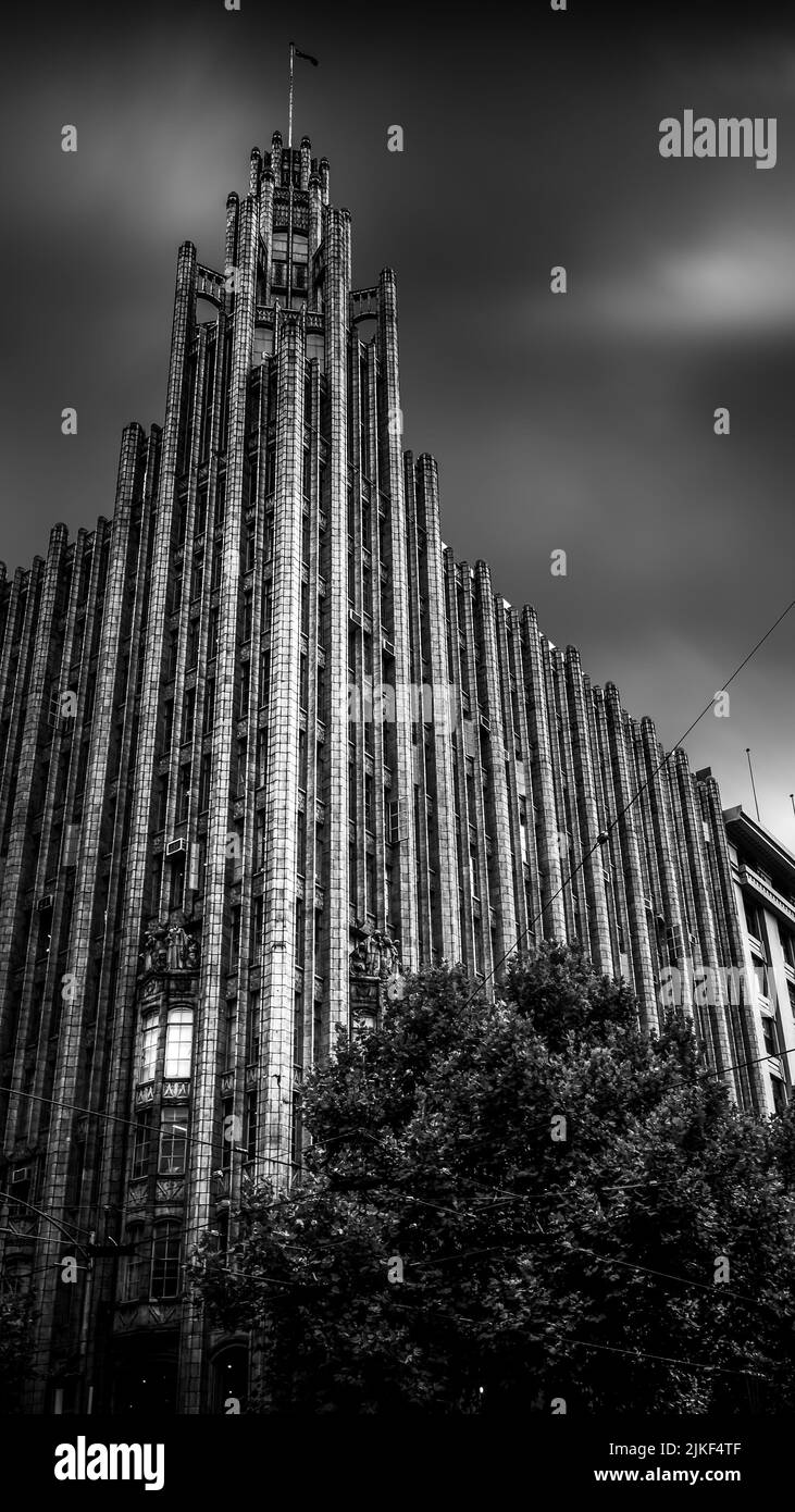 Photo verticale en niveaux de gris du Manchester Unity Building à Melbourne, Victoria, Australie Banque D'Images