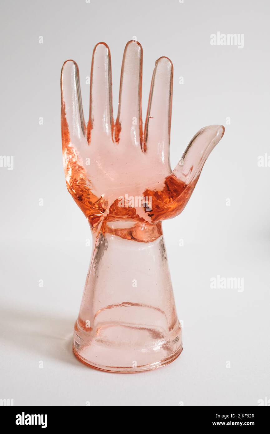 main en verre rose vintage, modèle en anneau, support isolé sur blanc Banque D'Images