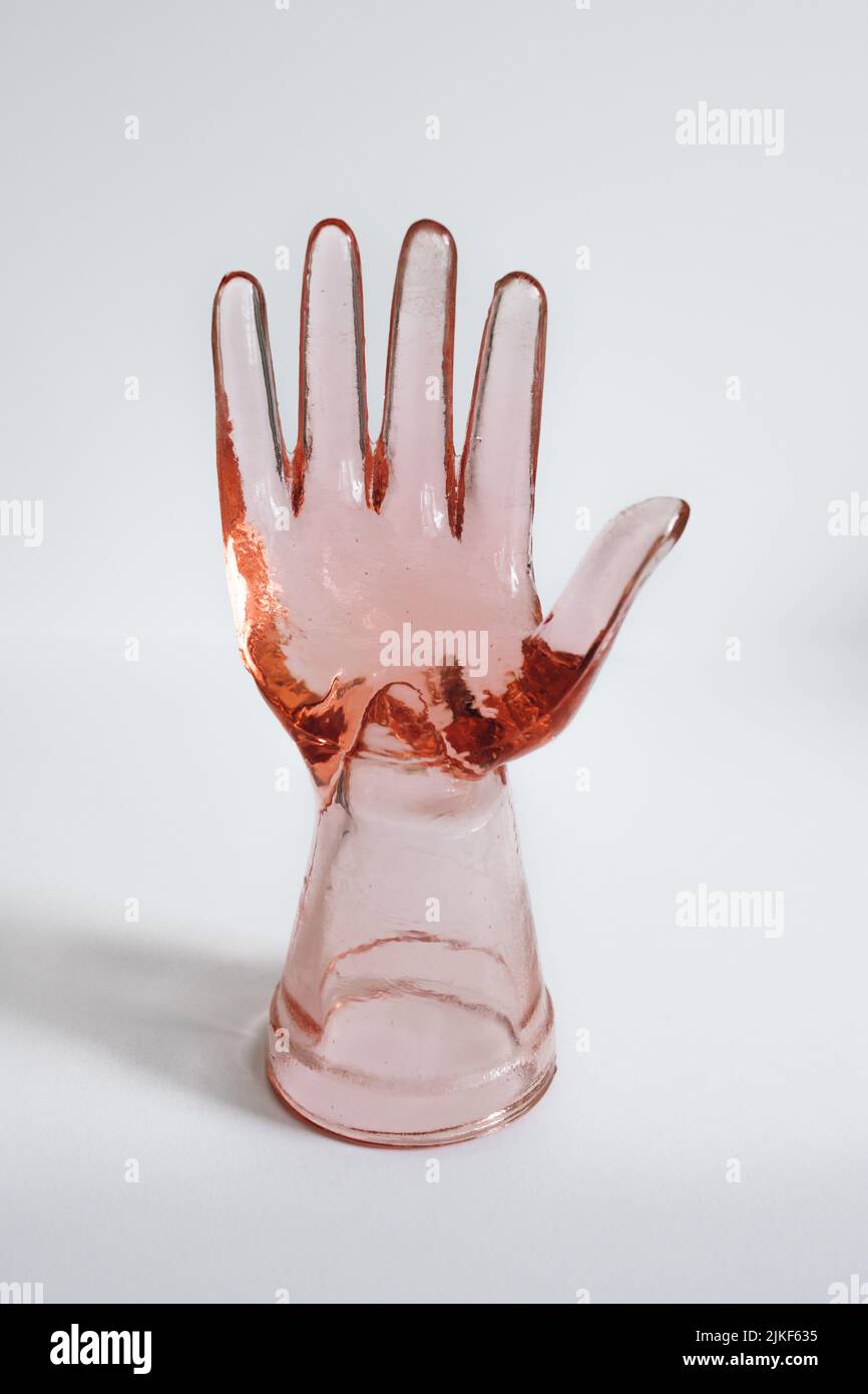 main en verre rose vintage, modèle en anneau, support isolé sur blanc Banque D'Images