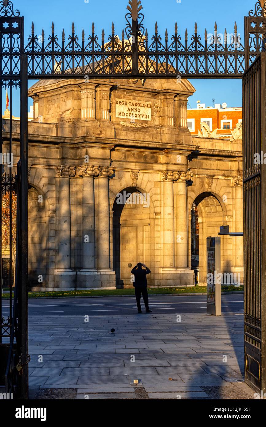 Puerta de Alcalá desde la entrada del Retiro en la Plaza de la Independencia, Madrid, España Banque D'Images