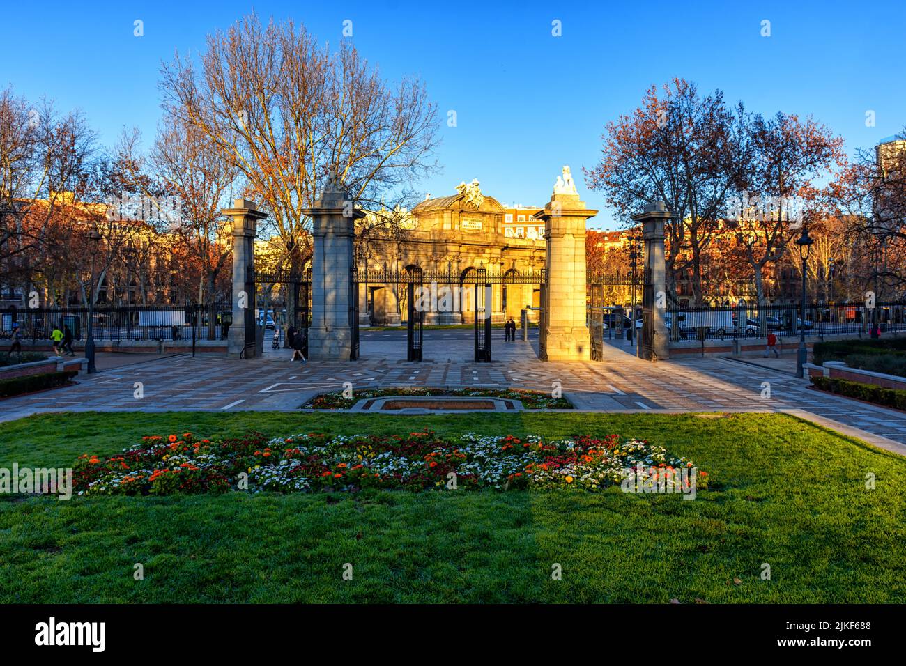 Puerta de Alcalá desde la entrada del Retiro en la Plaza de la Independencia, Madrid, España Banque D'Images