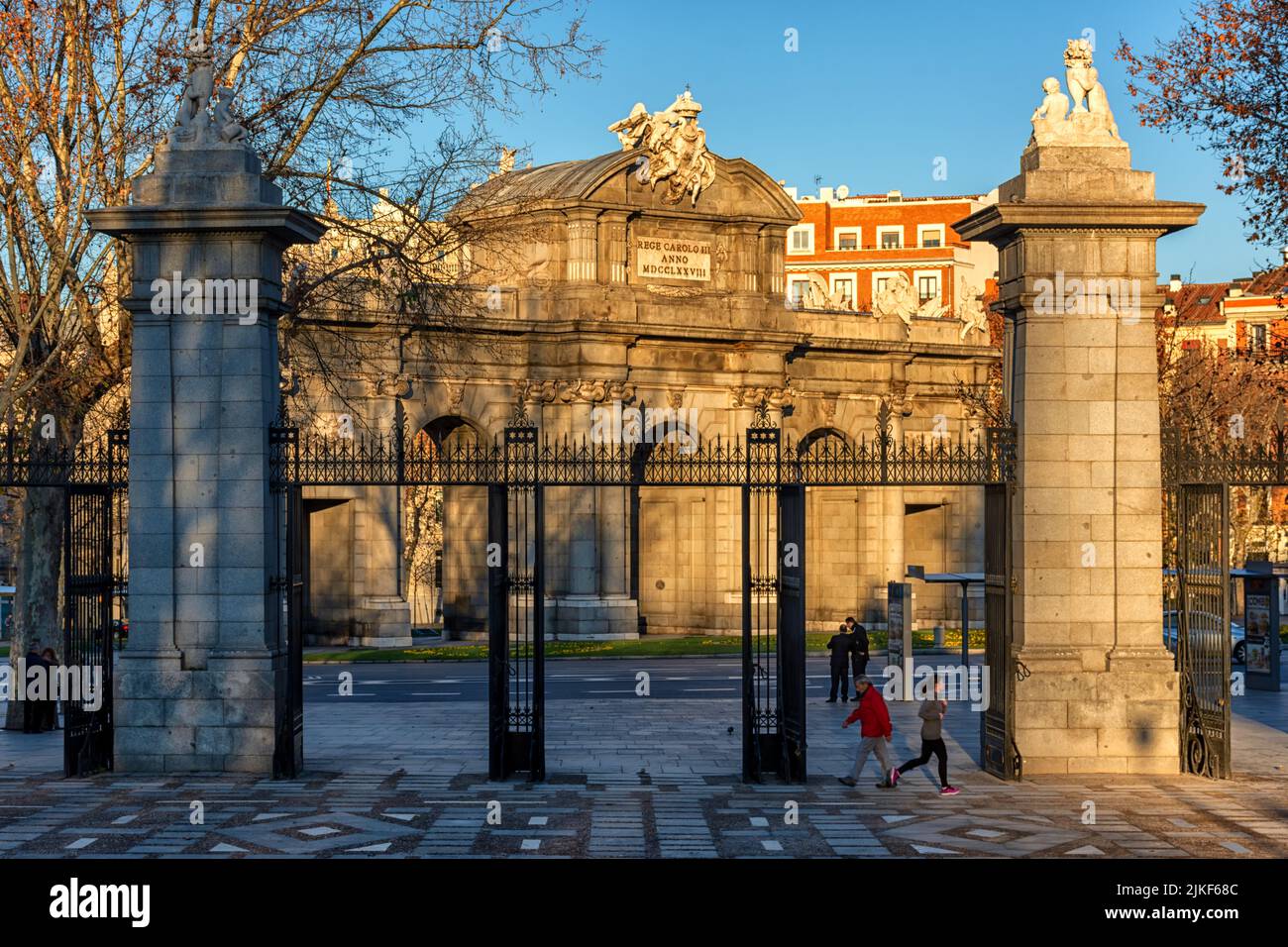 Puerta de Alcalá desde la entrada del Retiro en la Plaza de la Independencia, Madrid, España Banque D'Images