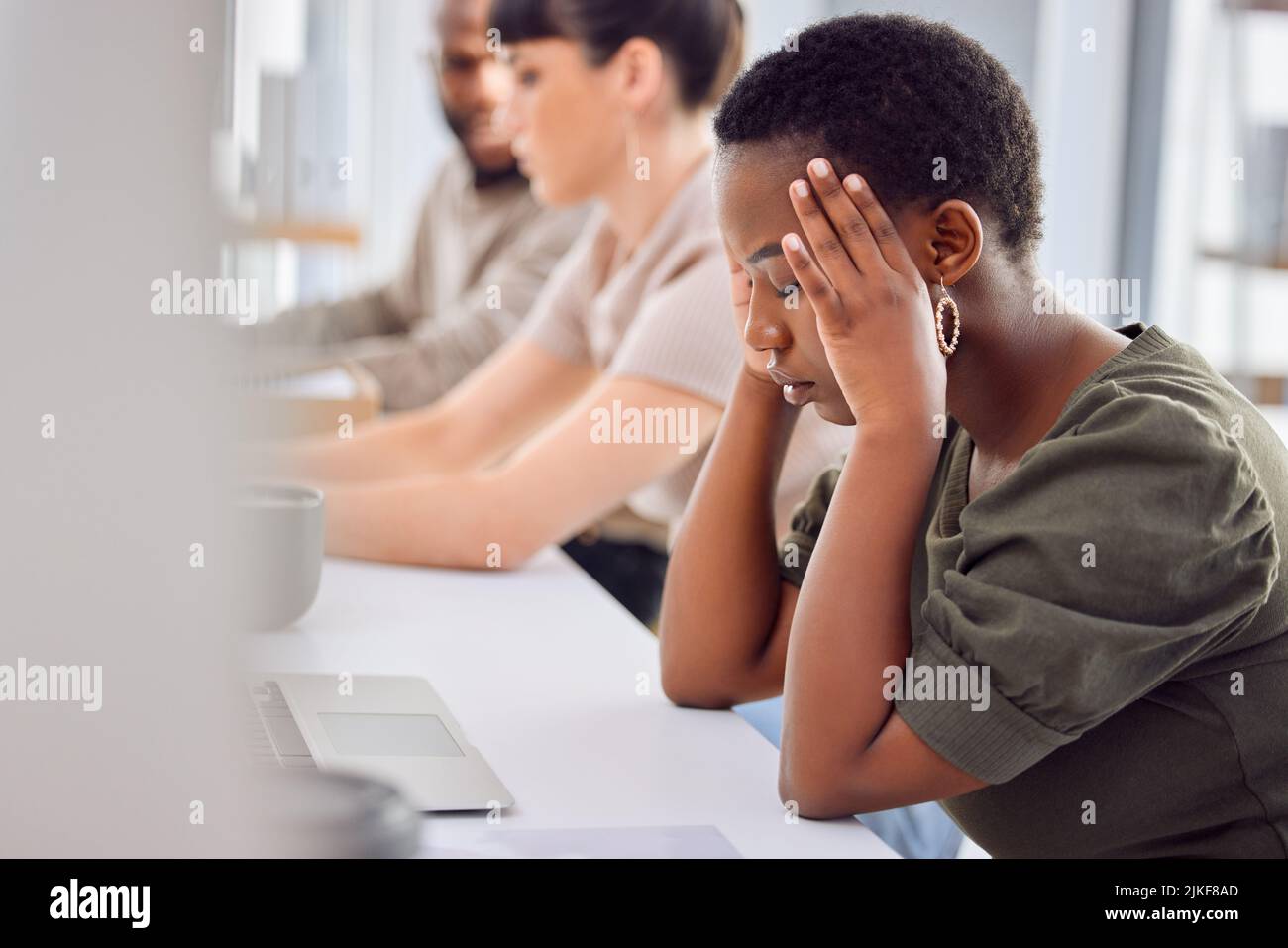 Son jour limite je me sente stressé. Une femme d'affaires regardant stressée pendant qu'elle était assis à son bureau. Banque D'Images