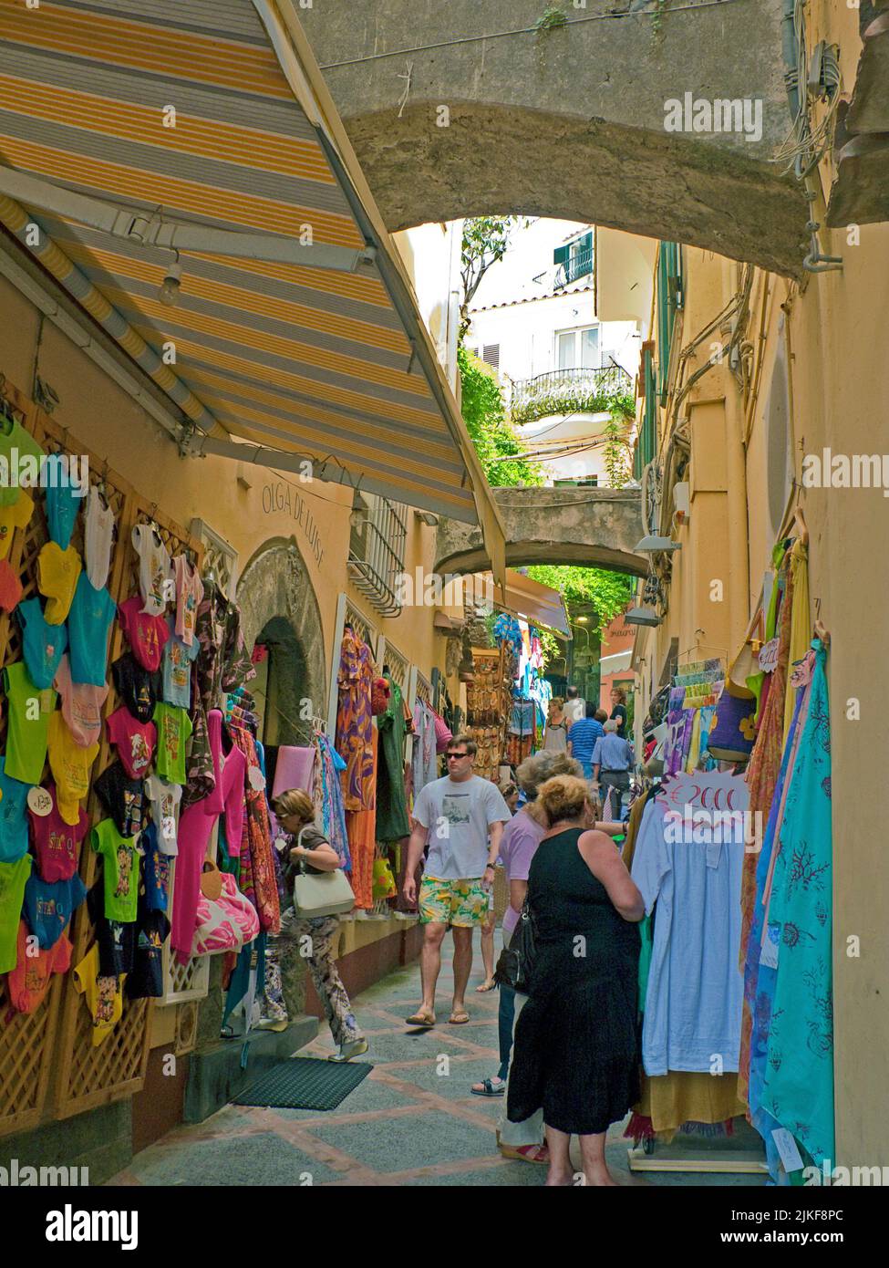 Boutiques de souvenirs dans une ruelle de Positano, côte amalfitaine, site classé au patrimoine mondial de l'UNESCO, Campanie, Italie, mer Méditerranée, Europe Banque D'Images