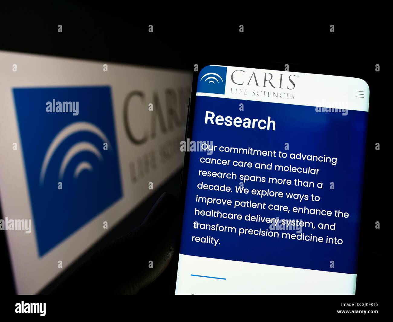 Personne tenant un téléphone portable avec le site Internet de la société américaine de biotechnologie CARIS Life Sciences à l'écran avec logo. Concentrez-vous sur le centre de l'écran du téléphone. Banque D'Images