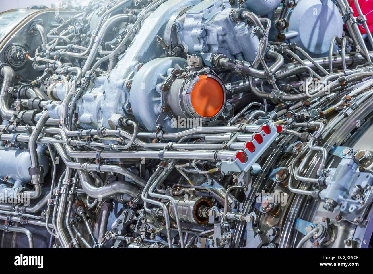 Mécanisme complexe de tubes et autres systèmes de reliure dans un moteur d'avion, vue rapprochée. Thème de la production industrielle Banque D'Images