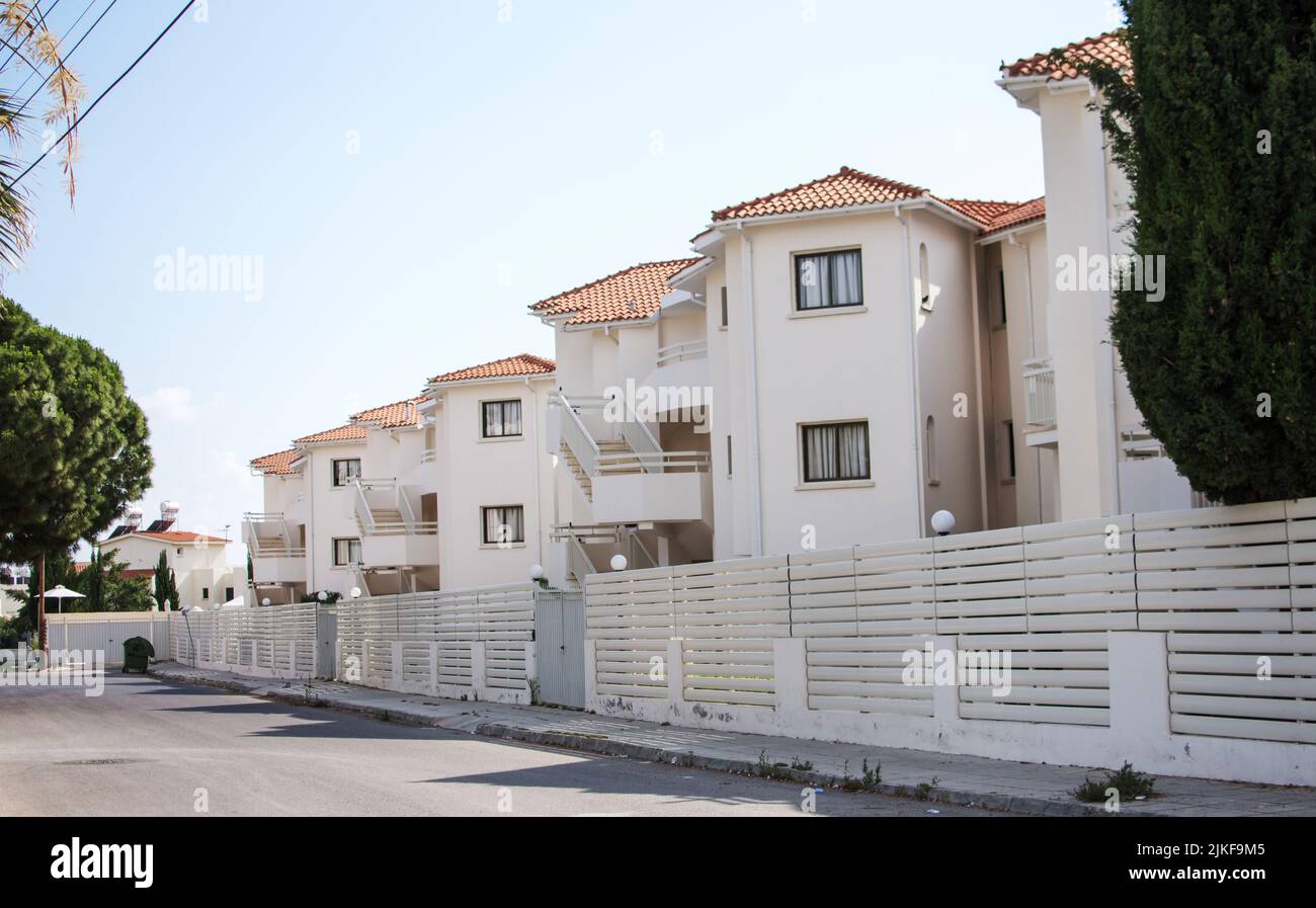 Rue avec maison, vue typique de la rue chypriote. Destination touristique européenne populaire. Paphos, Chypre Banque D'Images