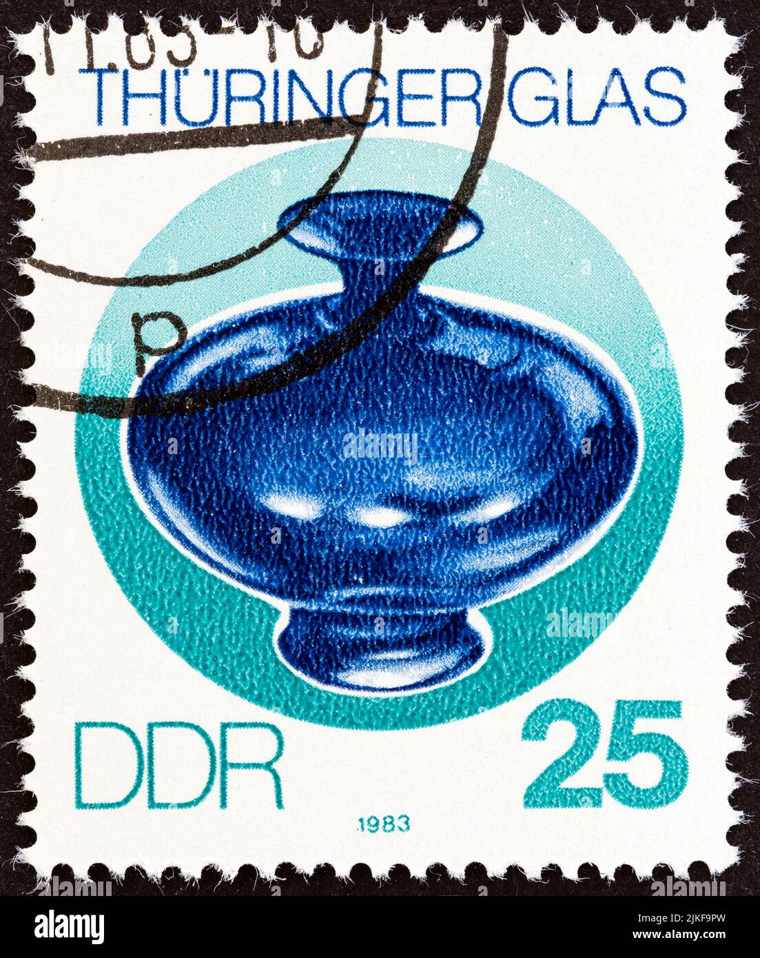 RÉPUBLIQUE DÉMOCRATIQUE ALLEMANDE - VERS 1983: Un timbre imprimé en Allemagne du "verre de Thuringe" montre vase, vers 1983. Banque D'Images