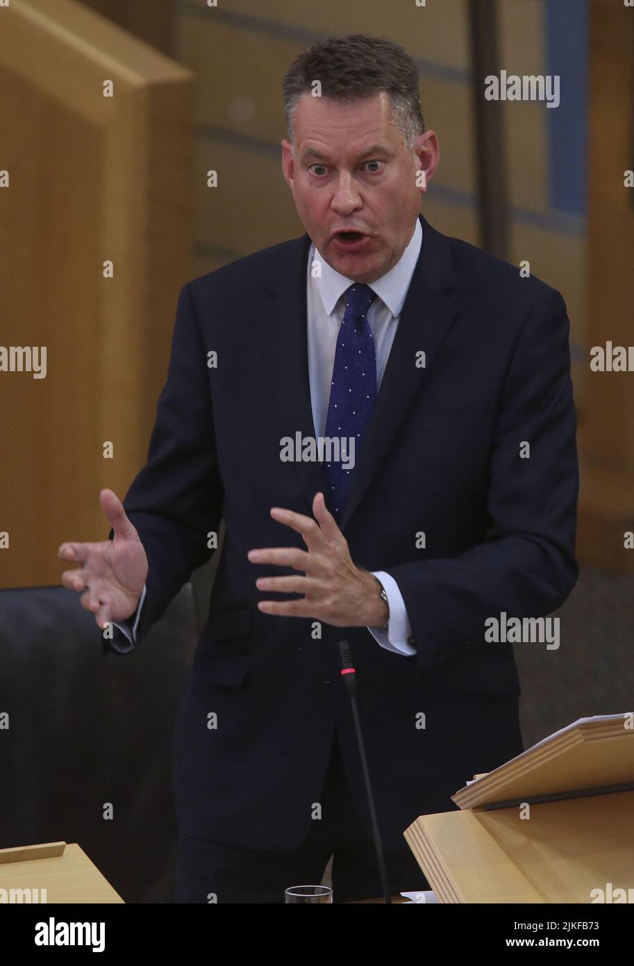 Photo du dossier datée du 29/09/21 du conservateur écossais MSP Murdo Fraser lors d'un débat sur les passeports du vaccin contre le coronavirus, au Parlement écossais à Édimbourg. M. Fraser a déclaré que les gens devraient « ignorer l'indignation fabriquée » à l'égard de Liz Truss après qu'elle ait parlé de la première ministre Nicola Sturgeon comme d'un « chercheur d'attention ». M. Fraser a déclaré au programme Good Morning Scotland de la BBC que Mme Sturgeon « ne parle pas au nom de la majorité écossaise » sur le sujet de l'indépendance. Date de publication : mardi 2 août 2022. Banque D'Images