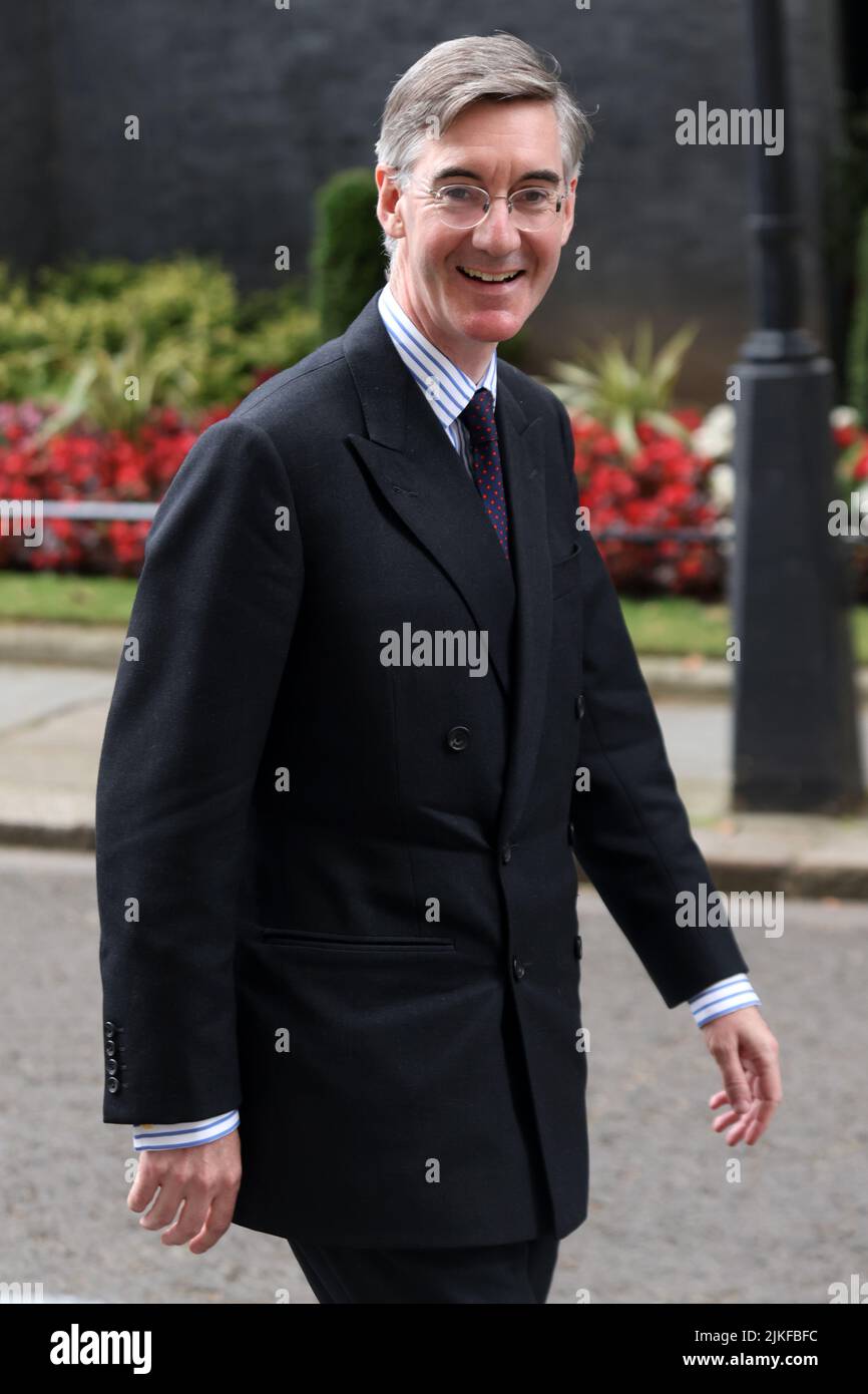 Photo du dossier datée du 12/07/22 du ministre pour les possibilités de Brexit et l'efficacité du gouvernement au Cabinet Jacob Rees-Mogg, sur Downing Street à Londres. Le ministre des opportunités du Brexit Jacob Rees-Mogg a admis qu'il avait tort de dire qu'il n'y aurait pas de retard à Douvres causé par le Royaume-Uni quittant l'UE. Il a joué un clip dans lequel il a dit en 2018 qu'il n'y aura pas besoin de contrôles à Douvres et il a été clair que "les retards ne seront pas à Douvres, ils seront à Calais". M. Rees-Mogg a accusé Paris des « retards créés par les Français » constatés récemment avant qu'on lui demande s'il s'excuse pour gettin Banque D'Images