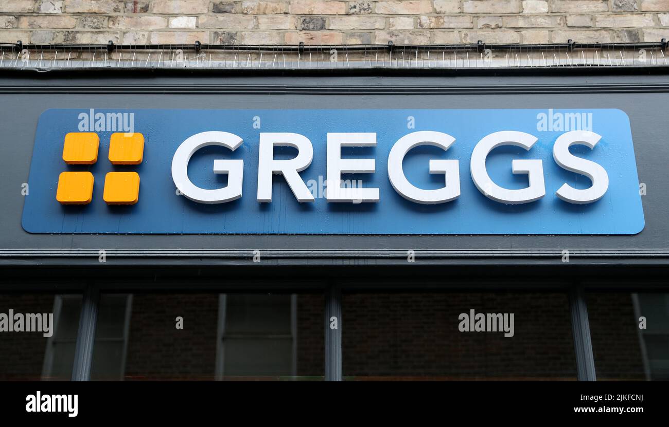 Photo de dossier datée du 18/06/20, d'une pancarte portant la succursale de Greggs à Winchester, Hampshire. La chaîne de la boulangerie a vu ses ventes grimper au premier semestre de l'année, alors que les clients se tournaient vers la valeur des repas dans le contexte de la compression du coût de la vie, mais a averti que son inflation des coûts pourrait atteindre 9%. Les ventes ont augmenté de 27,1% au cours des 26 semaines pour atteindre 2 juillet à un total de £694,5 millions, contre £546,2 millions un an plus tôt. Date de publication : mardi 2 août 2022. Banque D'Images