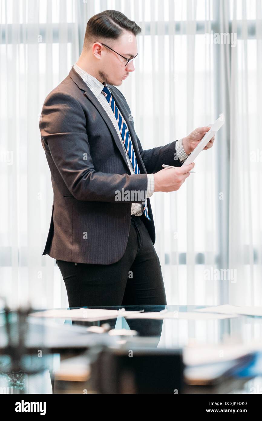 homme d'affaires lit document office work manager Banque D'Images homme d'affaires lit document office work manager Banque D'Images