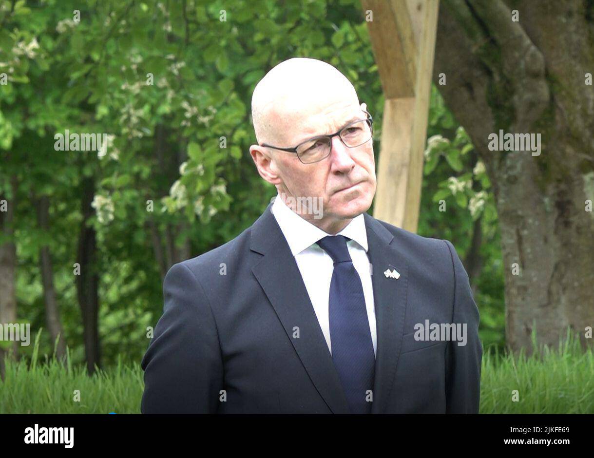 Photo du dossier datée du 27/05/22 du premier ministre adjoint John Swinney, alors qu'il ouvre le mémorial national des Covid d'Écosse au parc national Pollok à Glasgow. M. Swinney a déclaré que les commentaires de Liz Truss, un dirigeant conservateur plein d'espoir, sur Nicola Sturgeon sont « très troublants et préoccupants ». Il a déclaré au programme Good Morning Scotland de la BBC que les habitants de l'Écosse, quelle que soit leur opinion politique, seraient « inquiets et, dans de nombreux cas, insultés » après que Mme Truss ait suggéré que le Premier ministre soit un « chercheur d'attention » qui devrait être ignoré. Il a ajouté: 'Nicola Sturgeon a beaucoup plus de légitimité démocratique que Liz Banque D'Images