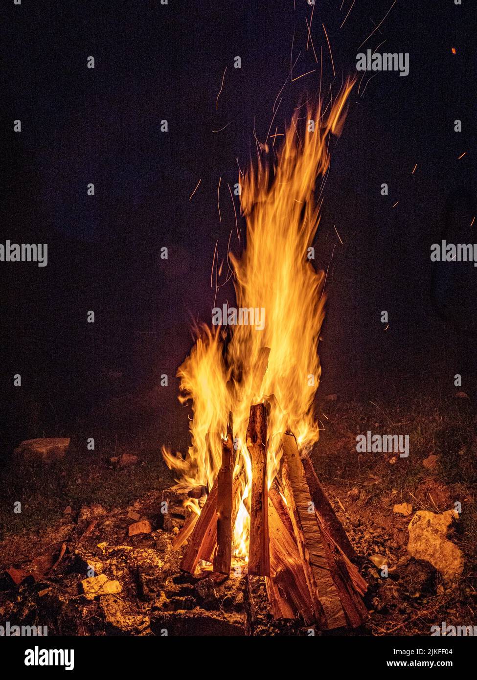 Sciage brûler dans un feu de camp dans l'obscurité Banque D'Images