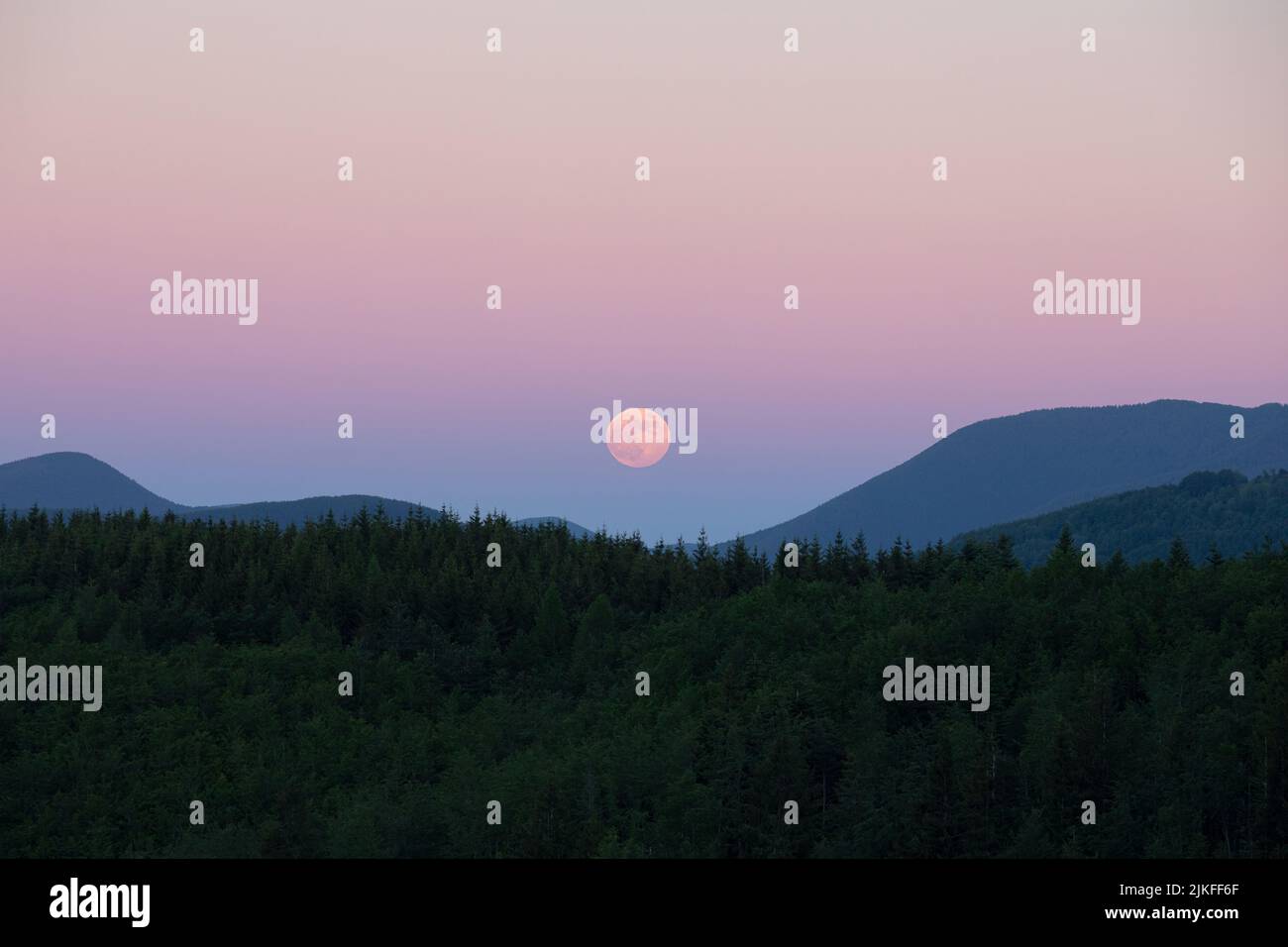 Pleine lune de rose sur le paysage de montagne de Cimone Banque D'Images