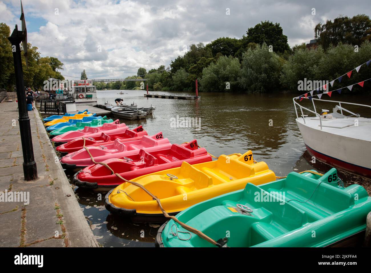 Pedalo’s aux bosquets de la rivière Dee à Chester, Chesire Banque D'Images