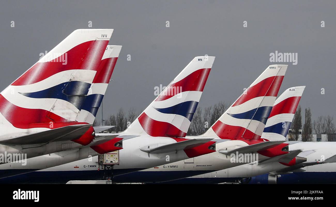 Photo du dossier datée du 17/03/20 des avions de British Airways à l'aéroport d'Heathrow, la société ayant suspendu la vente de vols court-courriers depuis l'aéroport d'Heathrow pendant plusieurs jours. Les clients ne seront pas en mesure de réserver des services nationaux ou européens au départ de l'aéroport ouest de Londres avant lundi 8 août. Date de publication : mardi 2 août 2022. Banque D'Images