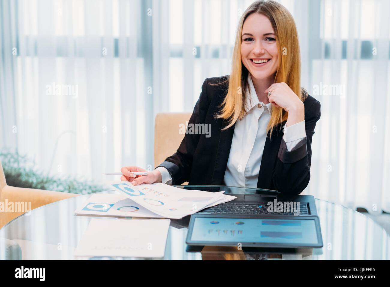 une femme d'affaires, gestionnaire de documents, bureau Banque D'Images