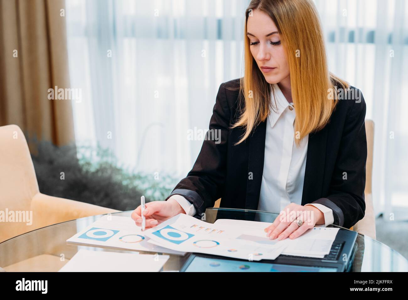 une femme d'affaires, gestionnaire de documents, bureau Banque D'Images