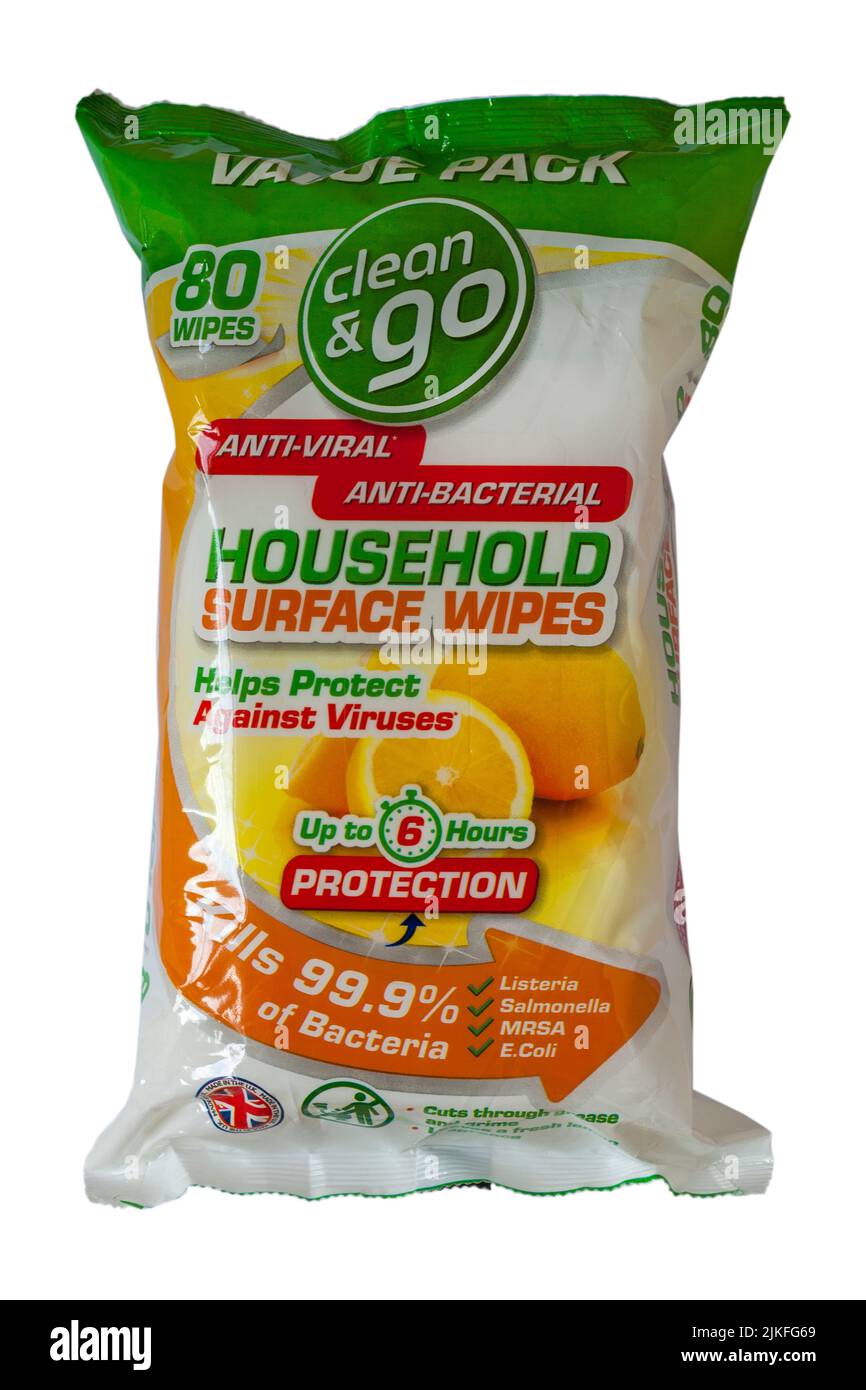 Emballeur de surface domestique lingettes anti-virales anti-bactériennes isolées sur fond blanc Banque D'Images