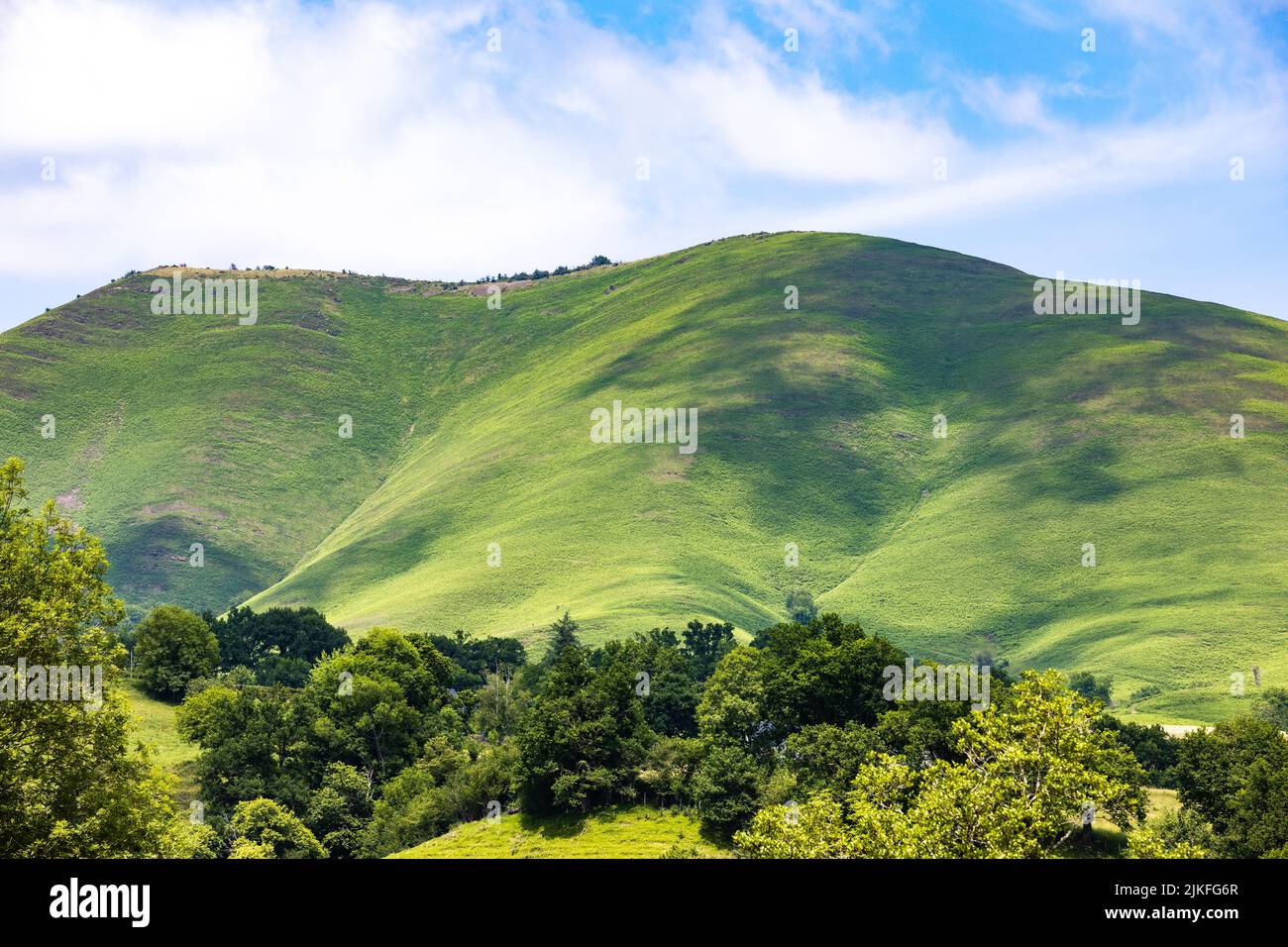 Vue panoramique sur les collines de Lanne-en-Barétous en France Banque D'Images