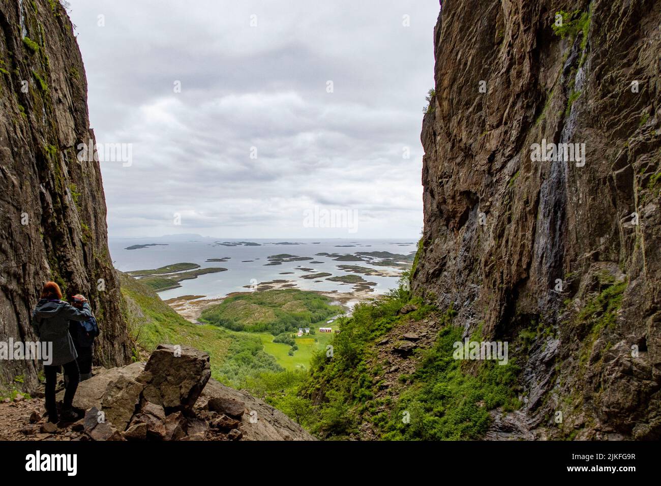 Brønnøy 20220620View en direction de Vega depuis l'ouverture dans la montagne Trollhatten (le chapeau troll). La montagne est située sur l'île de Torget, au sud-ouest dans la municipalité de Broennoey, au nord de la Norvège. Photo: Paul Kleiven / NTB Banque D'Images