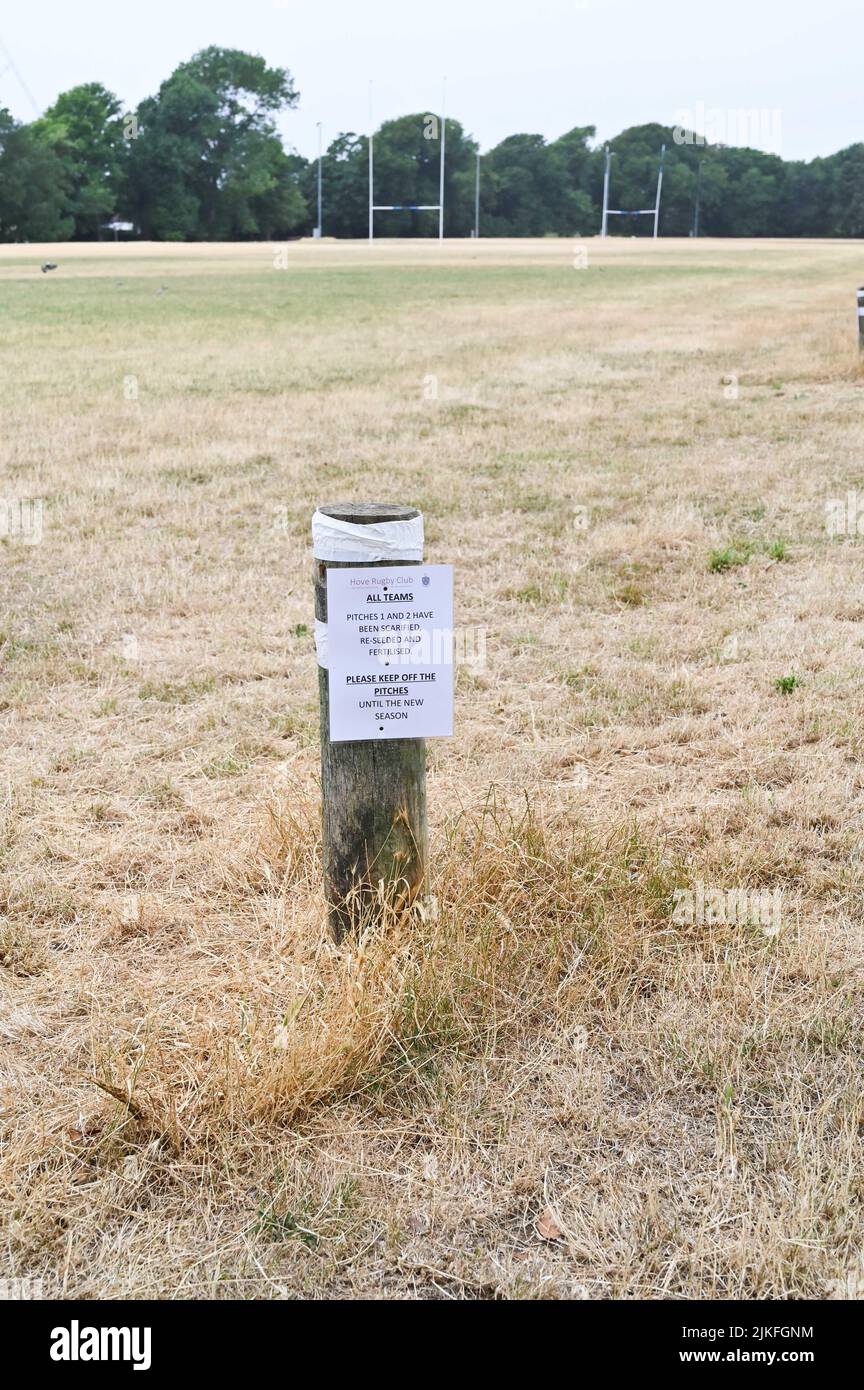 Brighton UK 2nd août 2022 - l'herbe est sèche et parchée sur les terrains du Hove Rugby Club comme le temps chaud sec devrait se poursuivre dans le Sud-est au cours des prochains jours : Credit Simon Dack / Alay Live News Banque D'Images