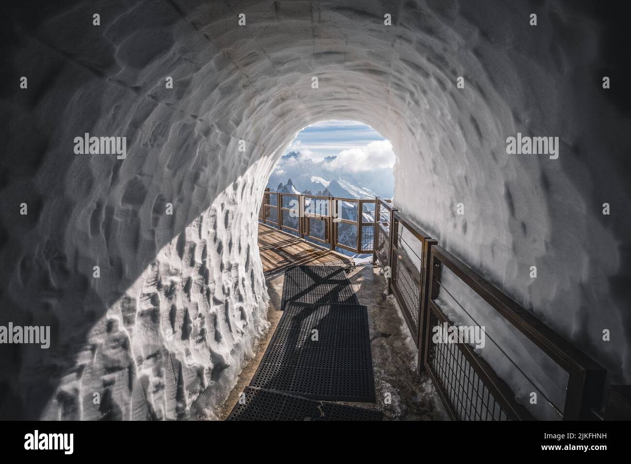 Passage en tunnel de neige au sommet de l'aiguille du midi au Mont blanc, France Banque D'Images