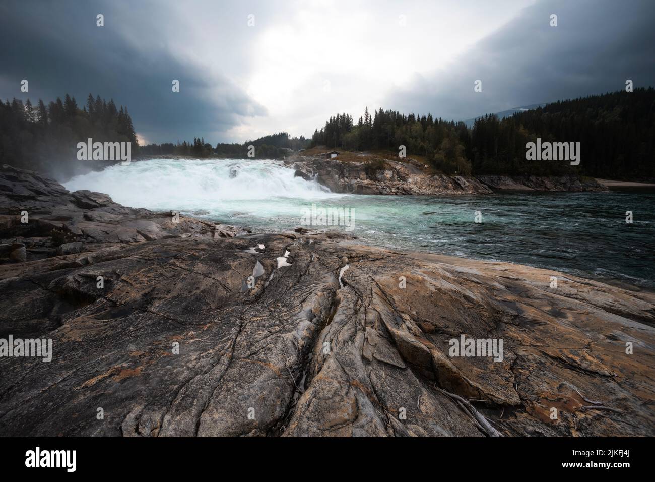 Cascade Laksforsen à Trofors, Norvège Banque D'Images