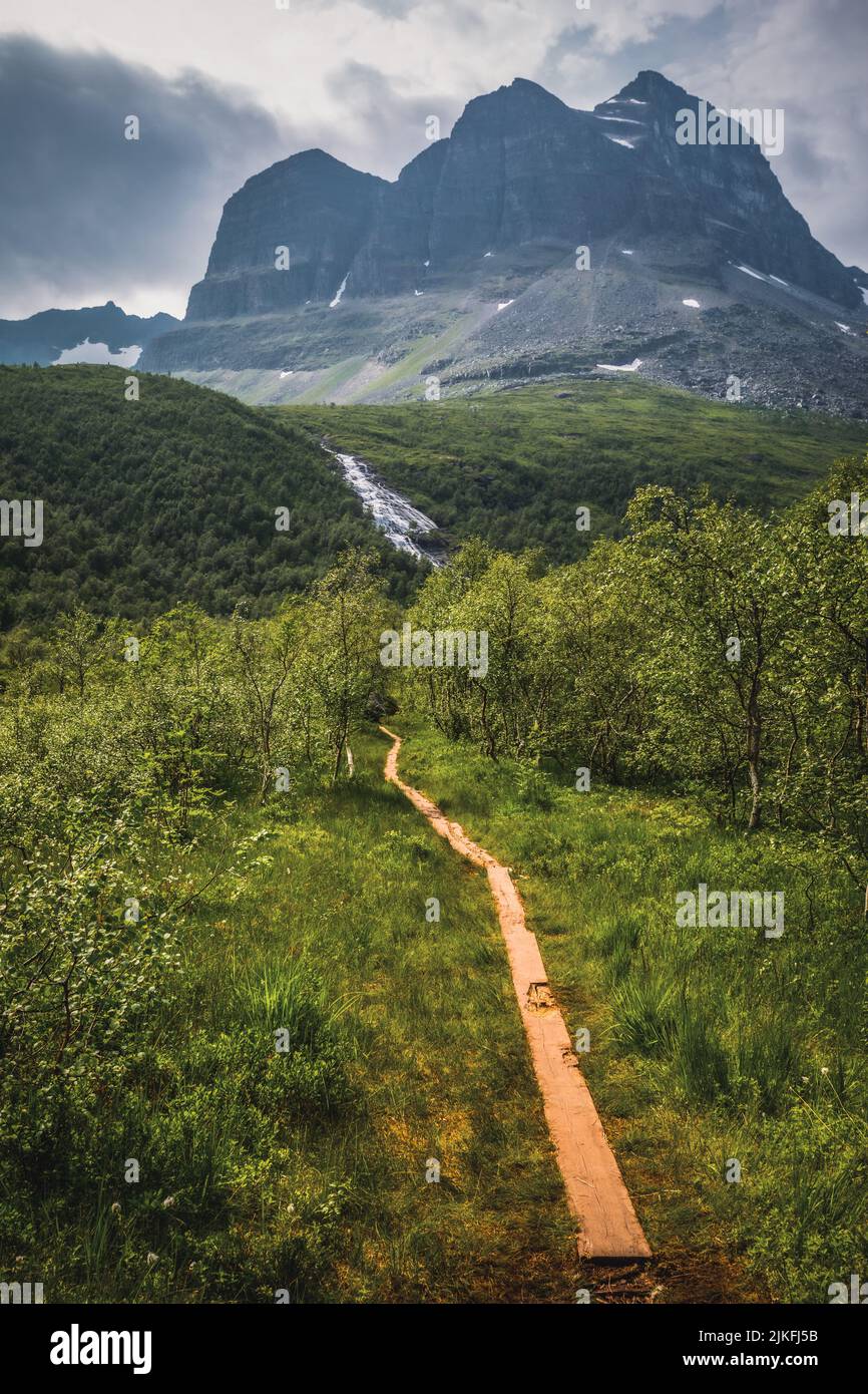 Sentier vers la montagne Skarfjell à Innerdalen, Norvège Banque D'Images