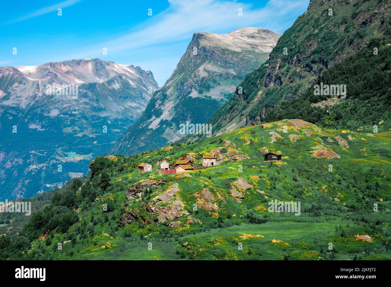 Petit cottage norvégien sur la montagne près de Geiranger, Norvège Banque D'Images