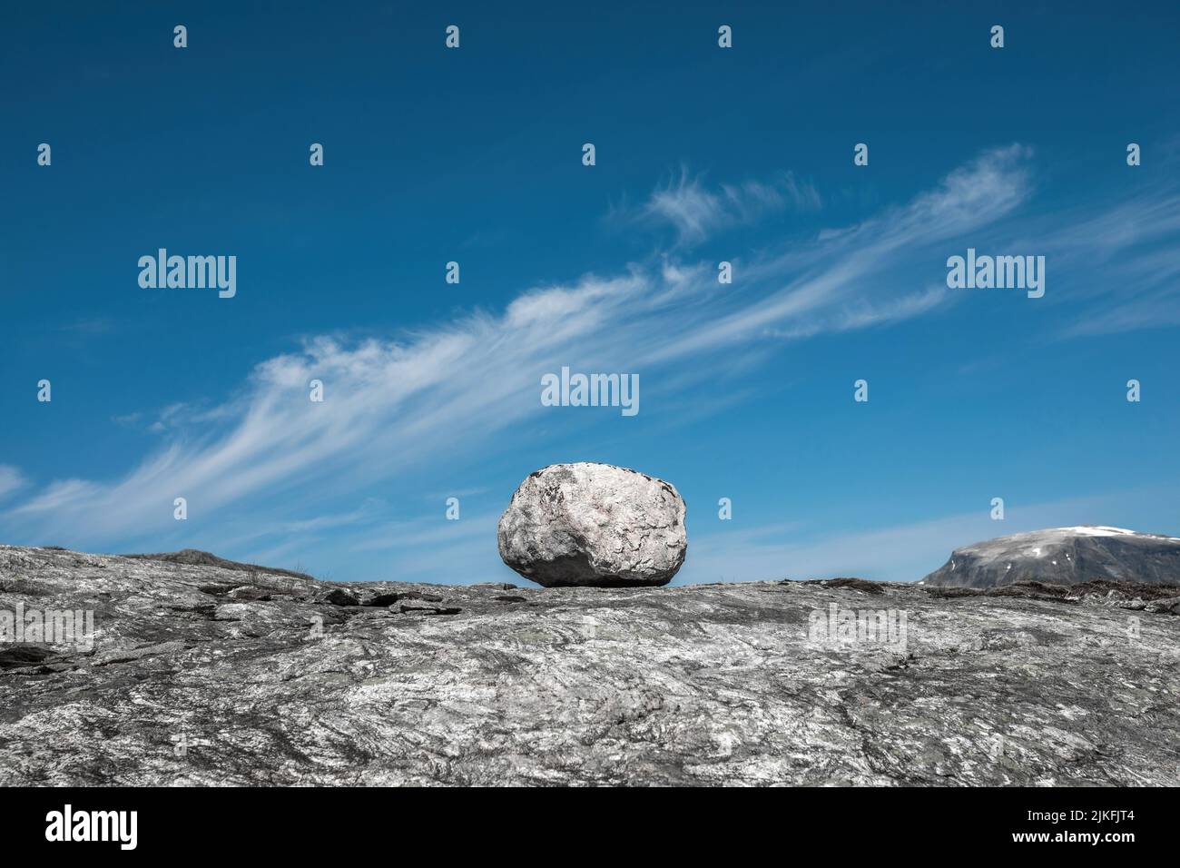 Rond grand rocher de pierre dans la montagne de Norvège Banque D'Images