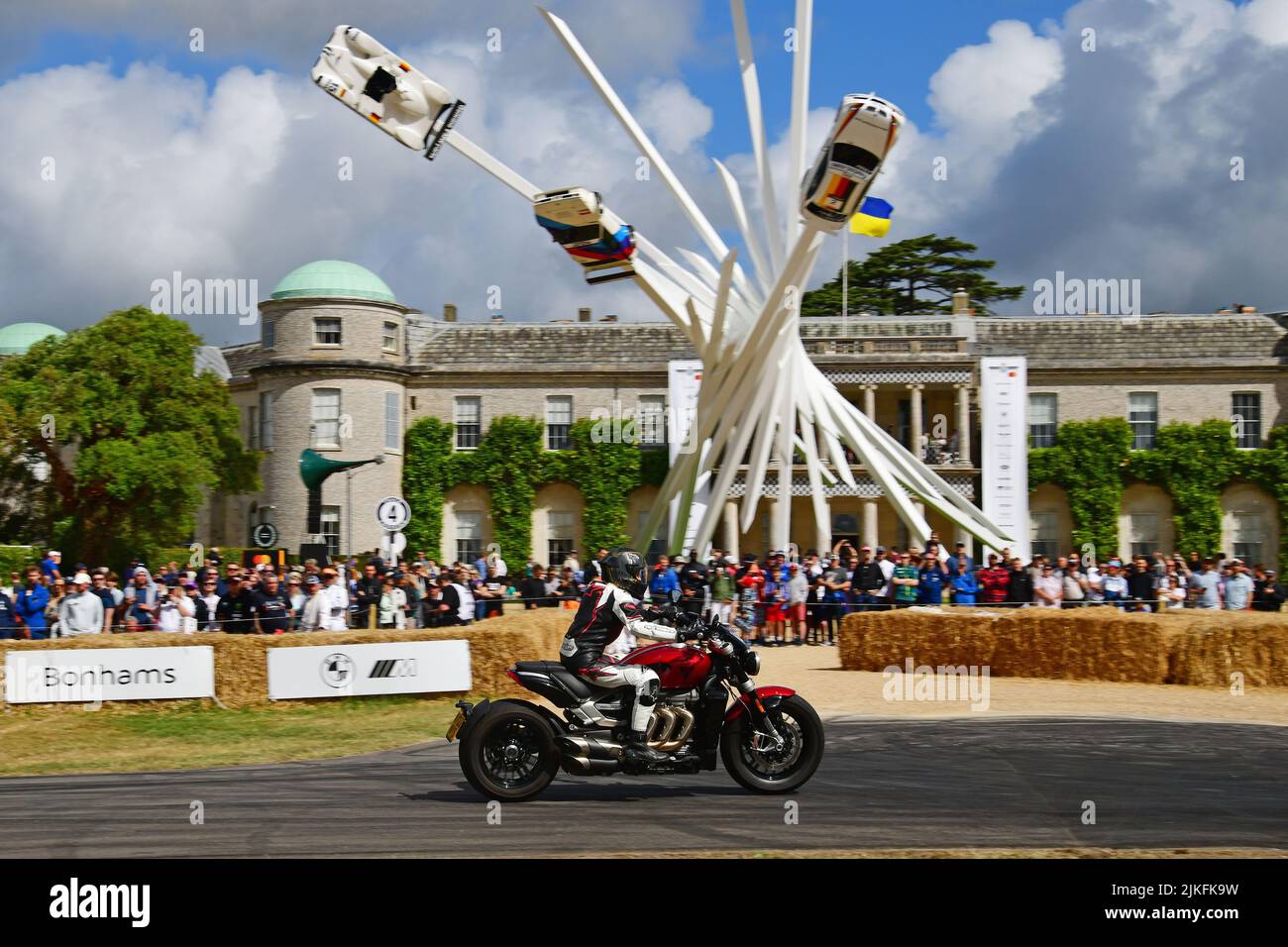 En passant par Goodwood House, Triumph Rocket 3 GT 221, Road Bikes, une sélection de motos avec des super motos à essence traditionnelles à la dernière Banque D'Images