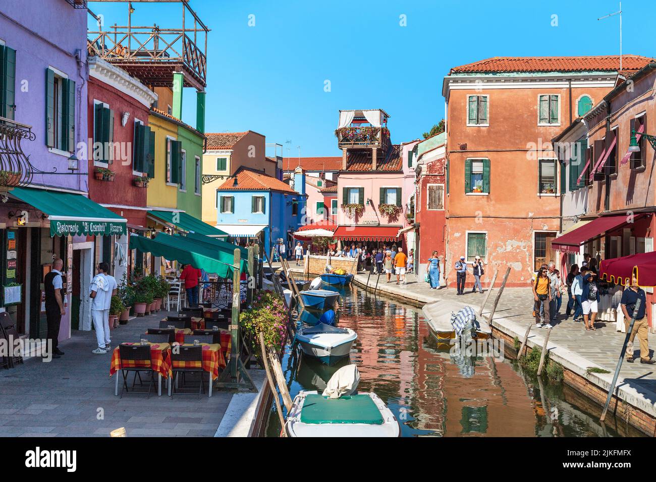 VENISE, ITALIE - 9 SEPTEMBRE 2018 : il s'agit de la promenade de Fondamenta San Mauro avec des maisons aux couleurs vives sur l'île de Burano. Banque D'Images