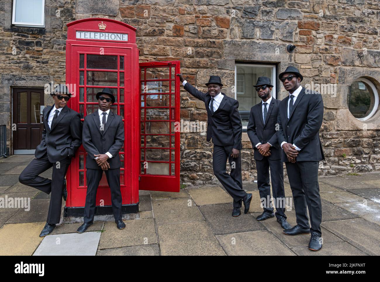 Édimbourg, Écosse, Royaume-Uni, 2nd août 2022. Festival Fringe d'Édimbourg : les Black Blues Brothers. Ce groupe d'acrobates africains présente leurs acrobaties dans Dean Village lors du Festival Fringe d'Édimbourg Banque D'Images