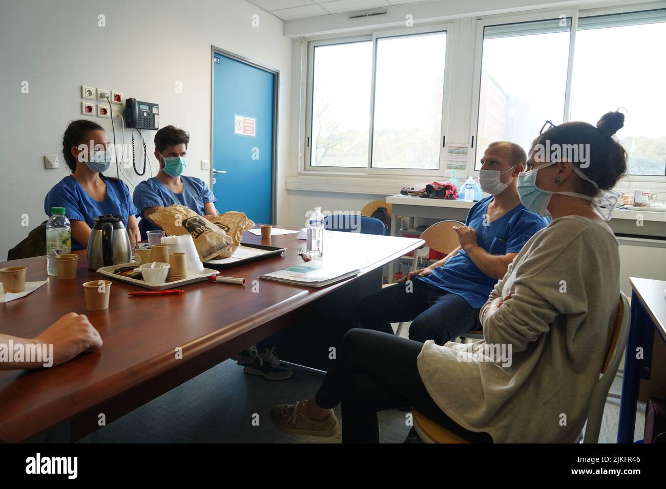Étudiants anesthésiste pendant le compte-rendu après un exercice de réanimation en situation critique à la Faculté de médecine de Nîmes. Banque D'Images