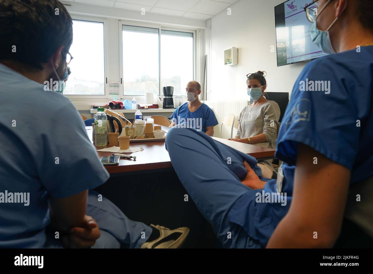 Étudiants anesthésiste pendant le compte-rendu après un exercice de réanimation en situation critique à la Faculté de médecine de Nîmes. Banque D'Images